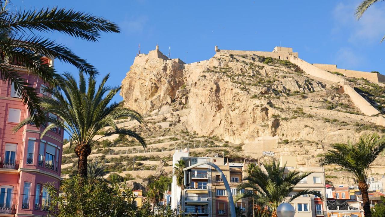 Stylish & Spacious Family Apartment Near Beach & Vibrant Historic Market Alicante Bagian luar foto